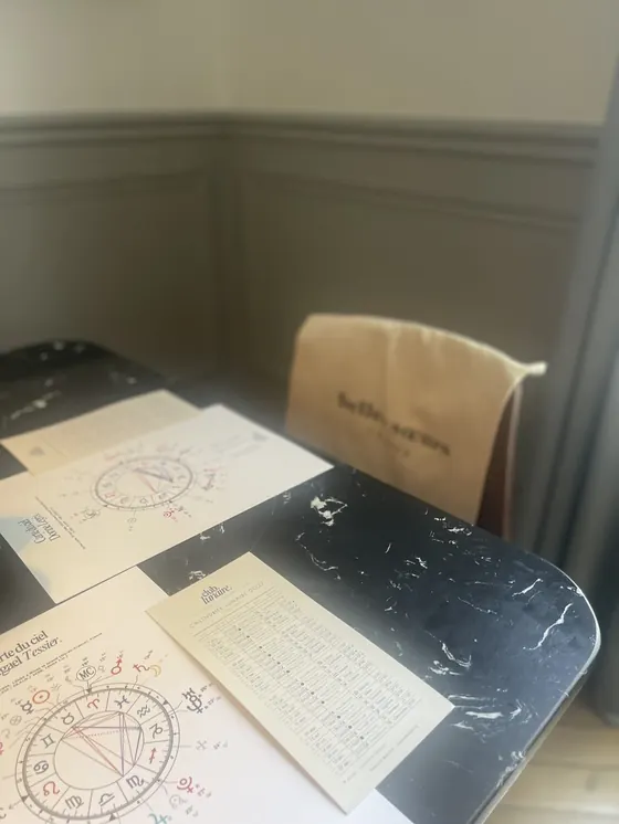 Les cartes du ciel imprim&eacute;es, pos&eacute;es sur la table avant l&rsquo;atelier