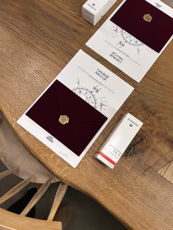 L&rsquo;enveloppe ferm&eacute;e au sceau de cire et le cadeau de la marque partenaire