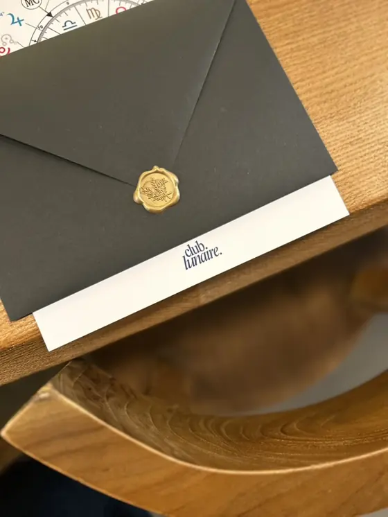 L’enveloppe Club Lunaire fermée au sceau de cire