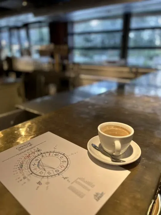 Astro x Cafe, lecture au comptoir