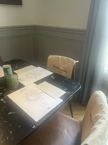 Cartes du ciel imprimées sur la table, chez Belles Sœurs